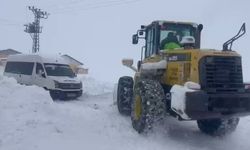 Sivas’ta kar yolları kapattı! Cenaze 5 saatlik mücadele sonrası defnedildi