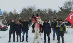 Tomarza’da bayrak hassasiyeti! At üstünde Türk bayrağıyla tur attı