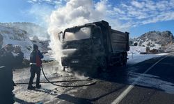 Yozgat’ta seyir halindeki kamyon alev aldı: Kamyon küle döndü