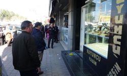 Adana'da silahlı soygun! Camı kırıp altınlarla kaçtı