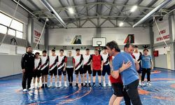 Gençlik ve Spor İl Müdürü Kabakcı, güreşçilerle minderde kozunu paylaştı