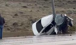 Develi’de direğe çarpan otomobil kağıt gibi katlandı: 1 yaralı