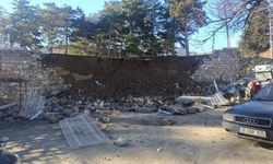 Kayseri'de göçük: Devlet hastanesi bahçesinde istinat duvarı çöktü!