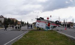 Göreve giden ambulans kaza yaptı: 3 sağlık çalışanı yaralandı