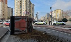 Kayseri’de Hayvan nakil kamyonu otomobile çarptı yan yattı: Dışkılar yola savruldu