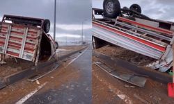 Kayseri Pınarbaşı’nda büyükbaş hayvan taşıyan kamyonet devrildi