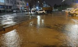 Kayseri'de şiddetli sağanak etkili oldu: Caddeler ve sokaklar göle döndü