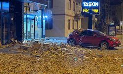 Kayseri’de şiddetli rüzgar hayatı felç etti! Bina duvarı çöktü