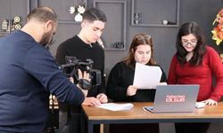 Meslek liseliler stüdyoda haber sunuyor
