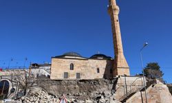 Tarihi camiinin istinat duvarı çöktü! O anlar anbean kameralara yansıdı