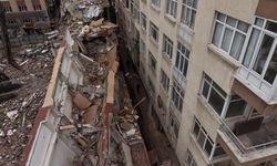 Küçükçekmece'de yıkımı yapılan bina yan taraftaki binanın üstüne devrildi