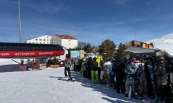 Sömestr bitti, Erciyes doldu taştı! Teleferik kuyrukları uzadı