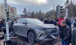Kayseri Cumhuriyet Meydanı'nda feci kaza! TOGG marka otomobil yayaların arasına daldı