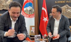 Kayseri Valisi Gökmen Çiçek'e öğrencilerden duygulandıran sürpriz!