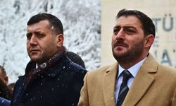 Baki Ersoy, Başkan Ertuğrul Kalın’a madalyon hediye etti