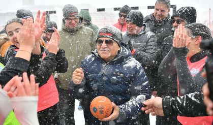 Erciyes’te kar yağışı altında şampiyona!  Bir ilk daha gerçekleşti