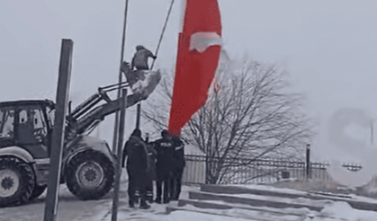 Sarız Belediyesi dev Türk Bayrağı’nı neden indirdi?