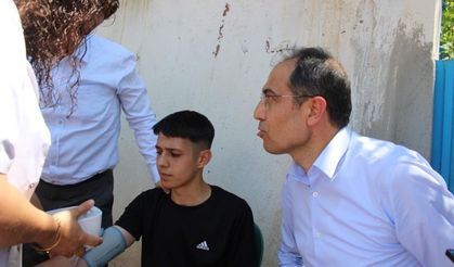 Kayseri’deki açılışta genç bayıldı! Bakın yardımına ilk kimler koştu!