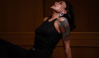 Kayserili şarkıcının yatak pozu olay oldu! Yorum yağmuruna tutuldu