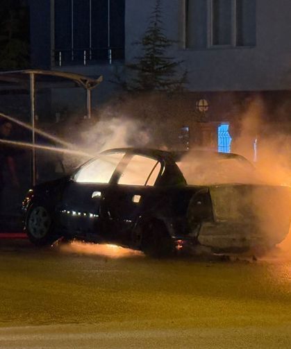 Sokak ortasında alev alev yandı: Araç küle döndü!