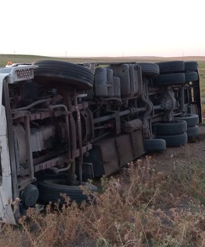 Akaryakıt yüklü tanker devrildi! Sürücü yaralandı
