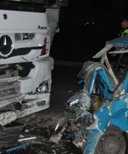 Afşin'de feci kaza! Tır ve otomobil kafa kafaya geldi