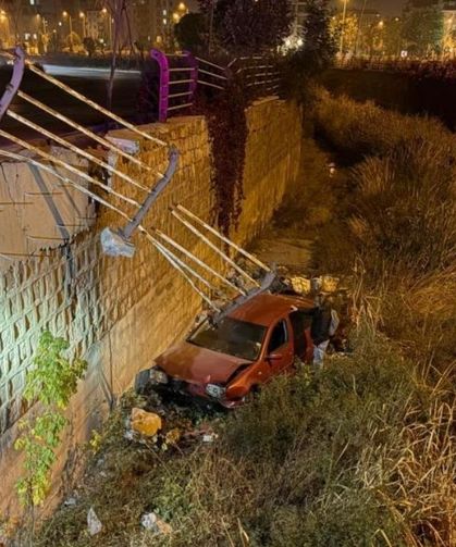 Kayseri'de 5 metrelik kanala uçan otomobilin sürücüsü merdivenle çıktı!