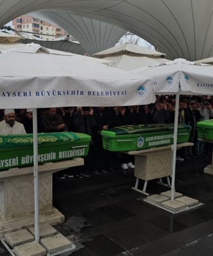 Kayseri’de trafik kazasında hayatını kaybeden aile son yolculuğuna uğurlandı