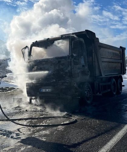 Yozgat’ta seyir halindeki kamyon alev aldı: Kamyon küle döndü