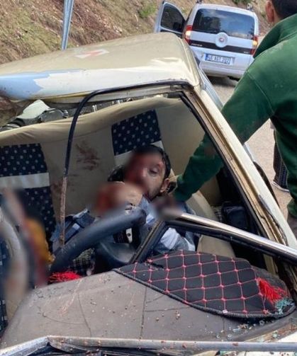 Korkunç kaza: Kopan kaya parçası otomobile saplandı: 2'si ağır 4 yaralı