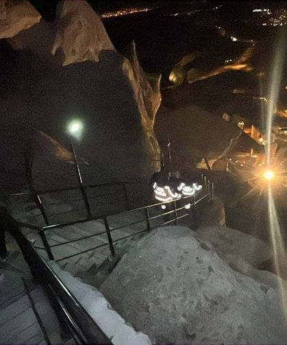Nevşehir’in turistik mekanında gece vakti fenalaşan vatandaşa yabancı turistler el uzattı