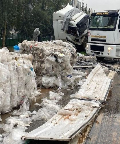 TAG Otoyolu’nda kaza sonrası naylon atık alarmı!