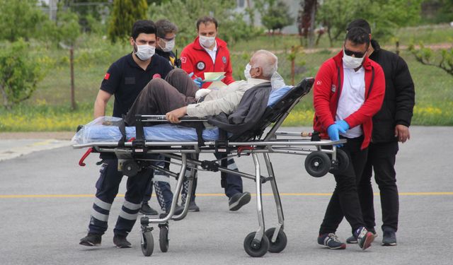 Köstebek tabancasıyla yaralanan yaşlı adam ambulans helikopterle hastaneye kaldırıldı