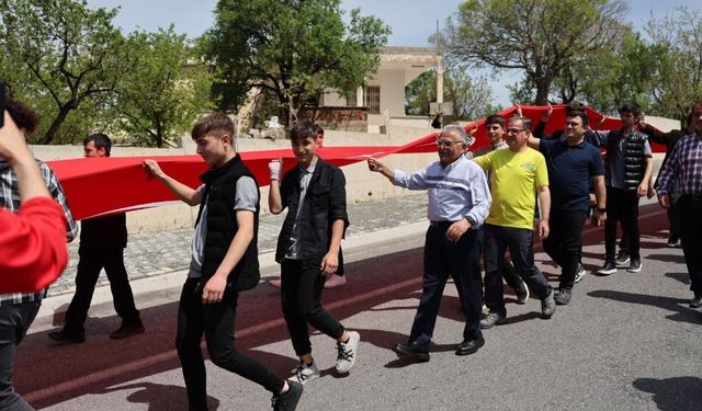 Başkan Büyükkılıç, Hacılar'da Gençlik Yürüyüşüne Katıldı! Gururla Türk Bayrağı'nı Taşıdı