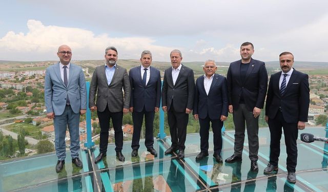 Bakan Akar, Başkan Büyükkılıç ve Milletvekili Ersoy Cam Seyir Terası'nda Bünyan'ı İzledi