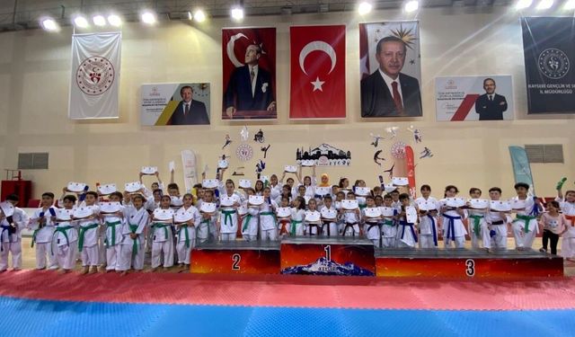 Kayseri'de Karate Kursu'nda Kuşak Terfi Sınavı Gerçekleştirildi