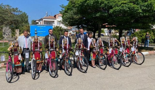 Başkan Büyükkılıç verdiği sözü tuttu, öğrenciler Zafer Bayramı’nda bisikletlerine kavuştu