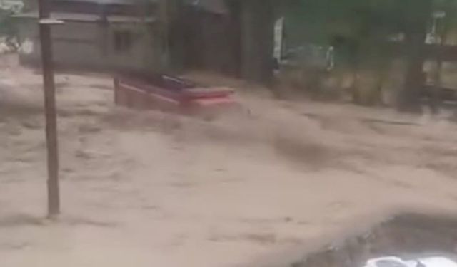 Bünyan'da Sel Suları Kamyonu Sürükledi, O Anlar Anbean Kameraya Yansıdı