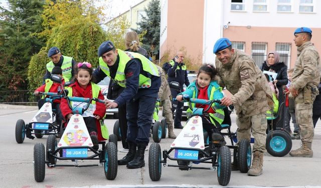 Kırşehir'de Öğrenci Ve Çalışanlara Mobil Trafik Eğitimi Verildi