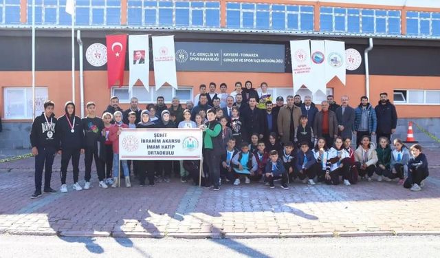 Tomarza'da 100. Yıl Atatürk Koşusu Yapıldı