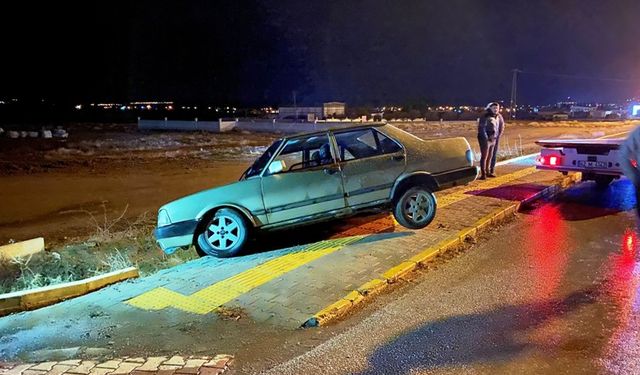 Alkollü Sürücünün Kullandığı Otomobil Kaldırımda Askıda Kaldı