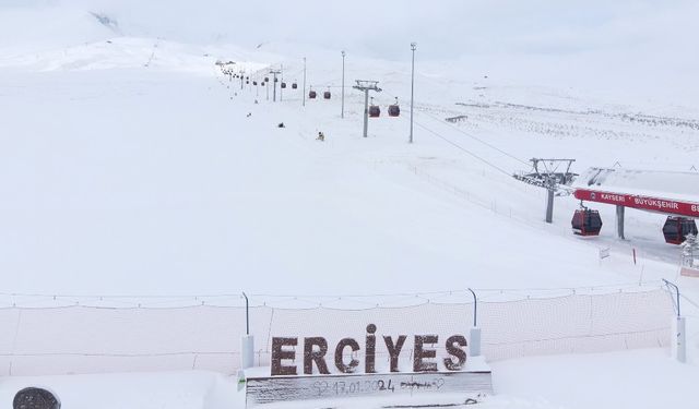 Erciyes’te Turistler, Yeni Yılı Meşalelerle Karşıladı