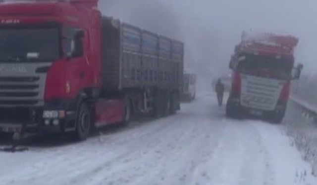 Kar Yağışı Etkili Oldu, Araçlar Yolda Kaldı
