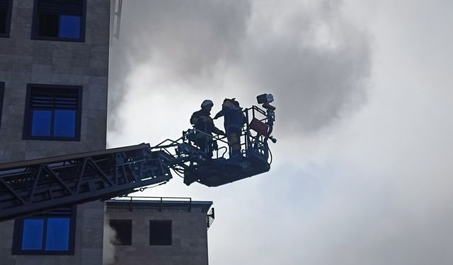 Hastane İnşaatında Yangın, 5 İşçi Kurtarıldı