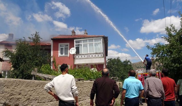 Yozgat’ta çıkan yangında 3 katlı binanın çatısı kullanılamaz hale geldi