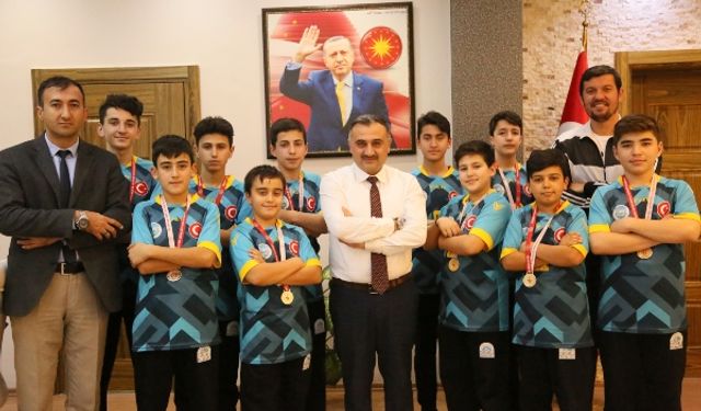 Kayseri'yi temsil eden Develi Belediyesi alt yapı oyuncularından Cabbar başkana ziyaret