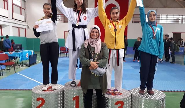 Büşra Öztürk Analig Taekwondo'da Türkiye Şampiyonu 