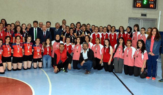Kocasinan'ın Liseler Arası Voleybol Turnuvasında final heyecanı yaşandı 