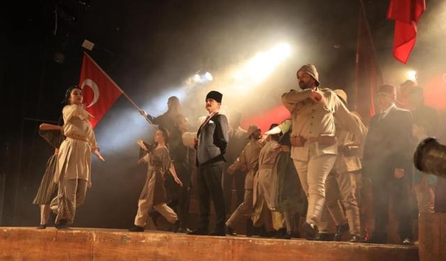 'Cumhuriyet'e Doğru' Tiyatro Oyunu Kayseri'de Sahnelendi