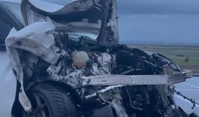 2 Otomobil Kafa Kafaya Çarpıştı: Çok Sayıda Yaralı Var